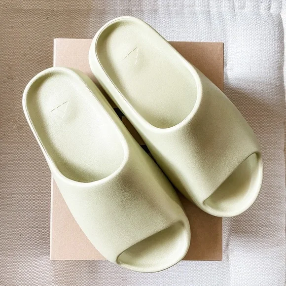 NWT) Adidas x YEEZY SLIDE - Resin 2022 display picture 1